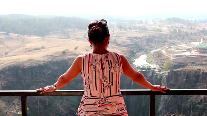 印度印多尔帕塔帕尼瀑布风景优美的年轻印度妇女