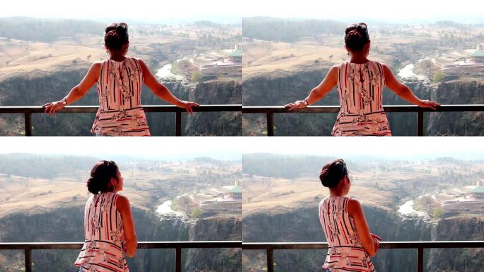 印度印多尔帕塔帕尼瀑布风景优美的年轻印度妇女
