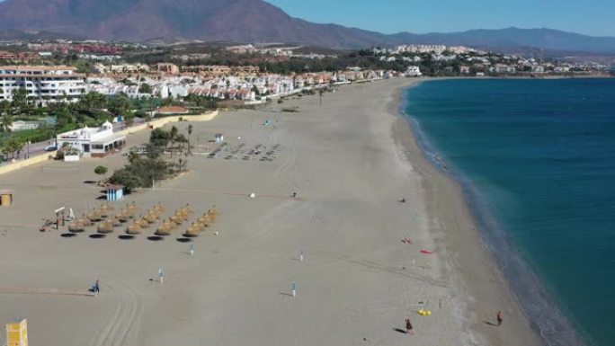 带芦苇伞的沙滩鸟瞰图。西班牙