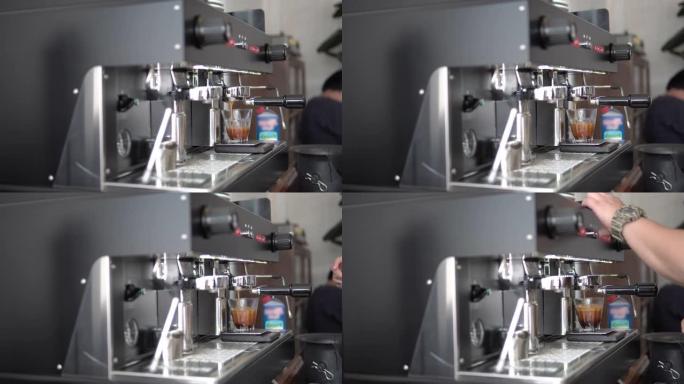 咖啡师在咖啡馆煮咖啡。