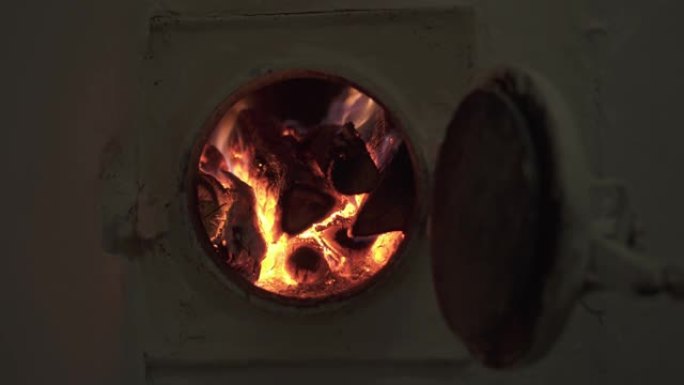 带有燃烧原木的古老壁炉