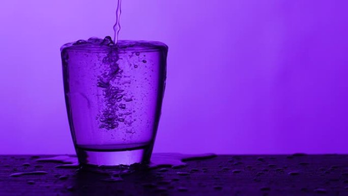 倒杯水-紫色背景玻璃杯水杯倒水