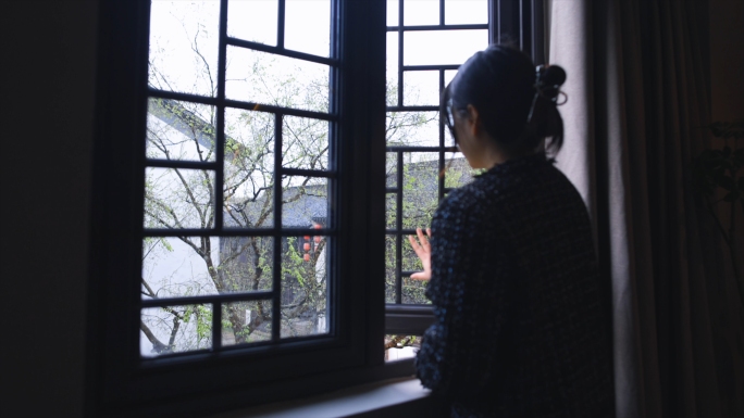 美女推开窗户江南水乡