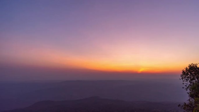 泰国洛伊，Phu Kradueng山视点的日落。延时视频