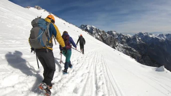登山者装备冬季徒步装备在雪山上行走