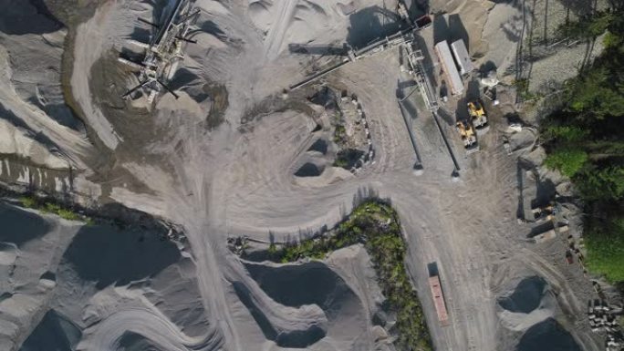 华盛顿州金条附近山区的露天煤矿。带有平移摄像机运动的空中无人机视频。