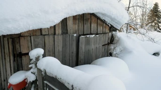 冬季景观。位于西伯利亚的俄罗斯村庄被雪覆盖的木屋的外观。俄罗斯。4K