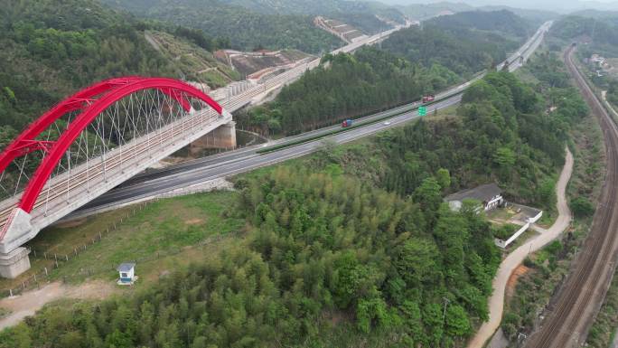 赣粤高速赣深高铁京九铁路汇聚纵横交错