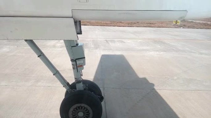 起飞期间飞机起落架轮胎滚动