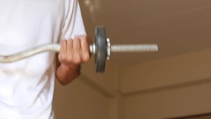 亚洲男子健美运动员等待练习与哑铃重量力量英俊的运动练习隐喻健身和锻炼概念锻炼健康生活方式肌肉身体你的
