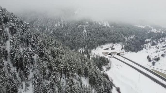 无人机飞越白雪覆盖的森林，卡斯塔莫努市伊尔加兹山隧道，土耳其