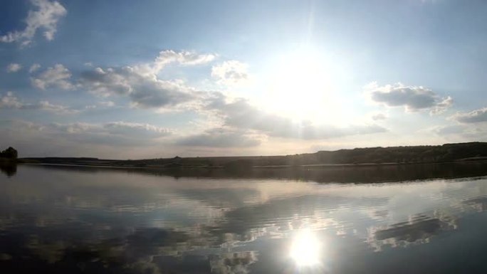 太阳下的湖泊全景