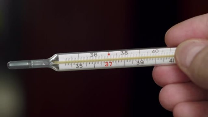 人手中的医用水银温度计生病时显示高温