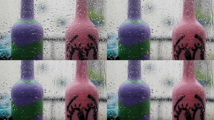 玻璃上的水滴特写，下雨，走开。夏季淋浴时，大雨滴撞击窗玻璃。玻璃上的水滴特写，下雨，走开。夏季淋浴时