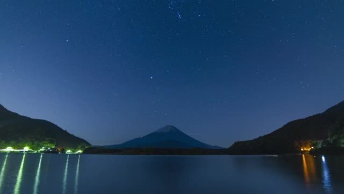 日本山梨县庄子湖富士山上空晴朗夜空的延时镜头