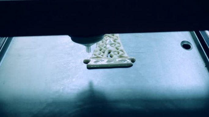用于液体测试的3d打印机。3D打印机用液体面团打印煎饼