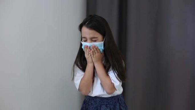一个小女孩摘下了医用口罩。预防流行病