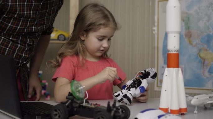 爱好未来。天才女学生在现代教室组装机器人。小女孩在家组装机器人。教育科学，技术儿童，编程电子机器人学
