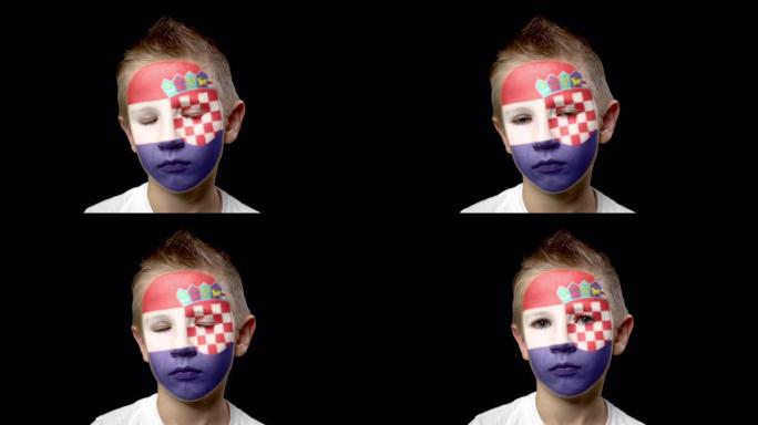 克罗地亚足球队的伤心球迷。脸上涂着民族色彩的孩子。