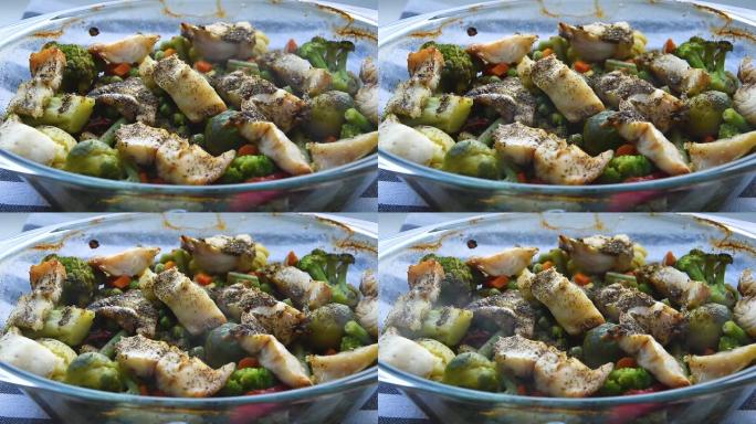 海鱼的鱼片是一对，捣碎的根茎类蔬菜和水煮，健康饮食的素食，烤鱼，芳香香料和烤蔬菜，特写