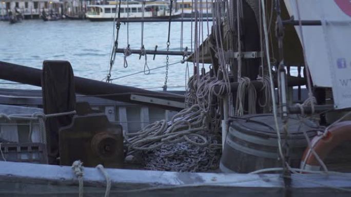 木制帆船船头上的绳索