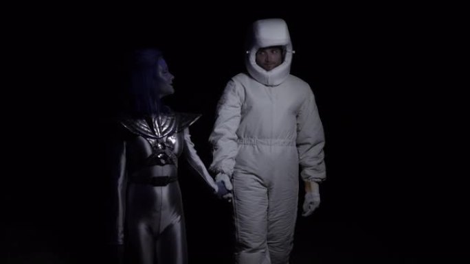 蓝色皮肤的外星人与黑暗中的宇航员