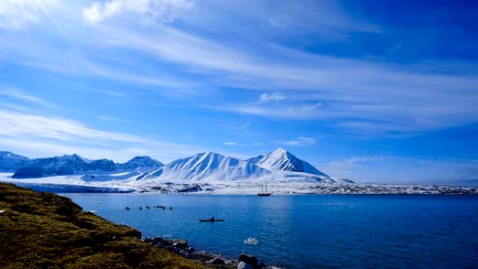 时间圈: 美丽的斯瓦尔巴特群岛峡湾中的蓝天，蓝色和雪山，挪威大陆和北极之间的挪威群岛