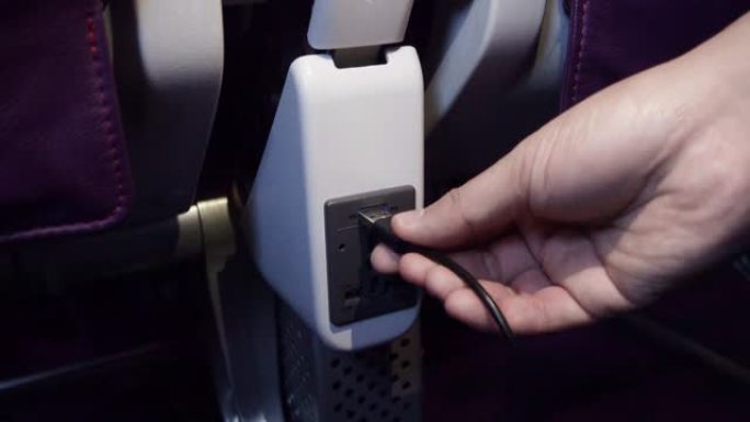 将电话充电器手动插入飞机端口。