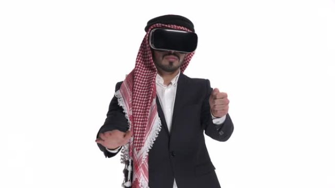年轻的阿拉伯男子在虚拟现实眼镜模仿汽车驾驶，向右看。3D小工具，高保真技术概念。孤立，在白色背景上