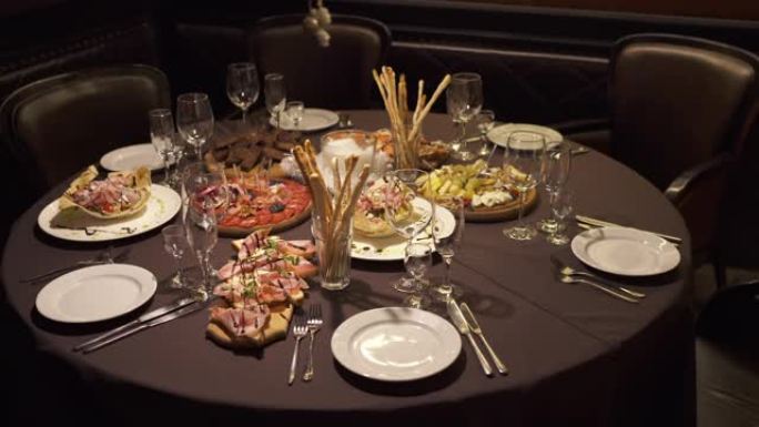 餐厅装饰精美的餐饮宴会桌旋转视频，配有小吃和沙拉