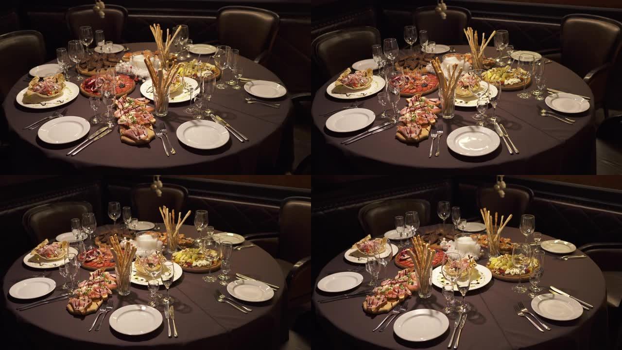 餐厅装饰精美的餐饮宴会桌旋转视频，配有小吃和沙拉