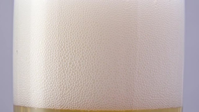 玻璃杯中的啤酒气泡特写