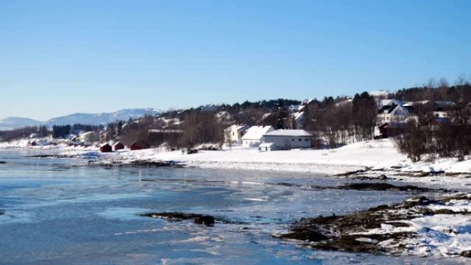 冬季挪威全景，海边的房子和远处美丽的雪山