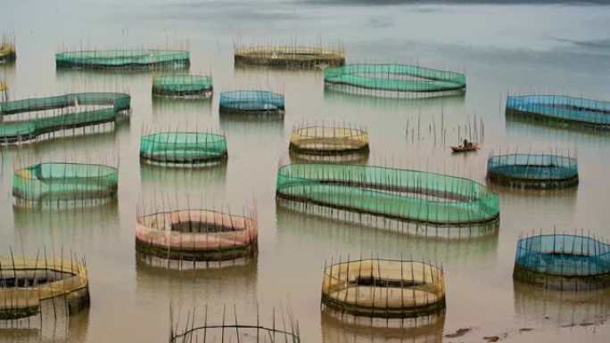 养蟹，渔民的船停泊在渔民村庄的岸边。霞浦是渔民的主要港口，拥有中国重要的海产品养殖业。