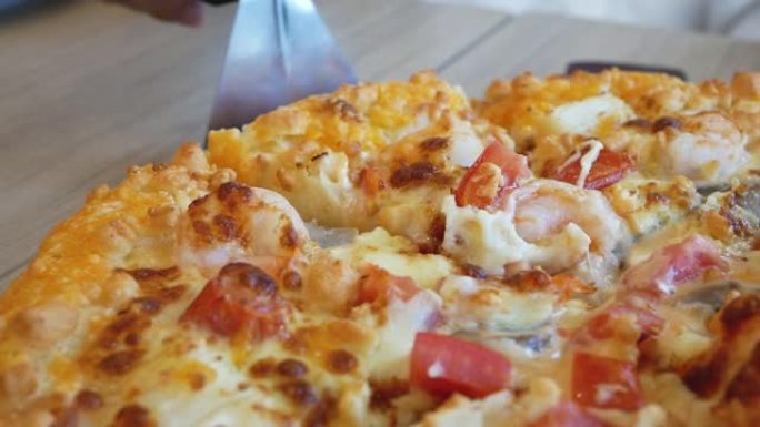 一片热披萨与融化的奶酪美味美味的快餐意大利传统木板桌经典。