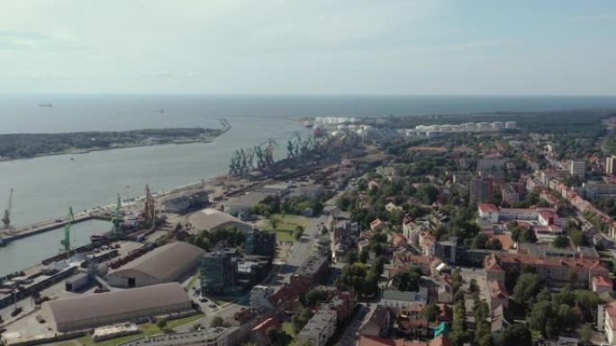 克莱佩达，立陶宛-2019年7月: 房屋屋顶，克莱佩达老城和海港的空中全景。