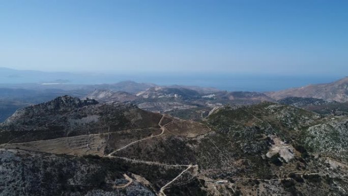 从天空看希腊基克拉泽斯的纳克索斯岛上的科罗尼达村