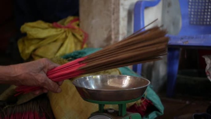 越南妇女称重，打包并拿出新做的香棒运往商店。亚洲熏香的生产制造。传统艺术文化观念