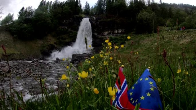 岩石山脉中的挪威国旗