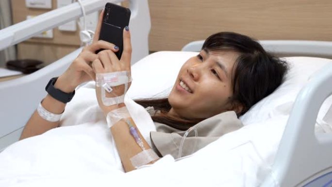 两次射击亚洲年轻女子在病人不良玩智能手机