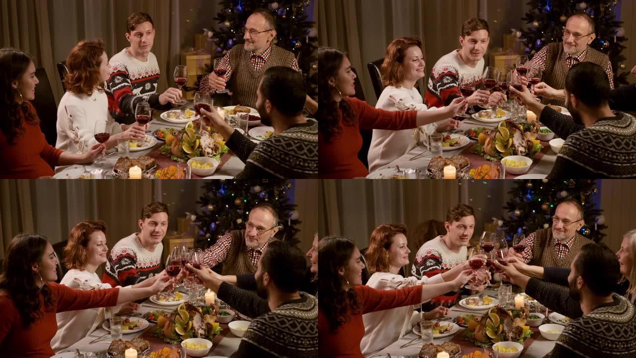 新年。节日晚宴上的家人。