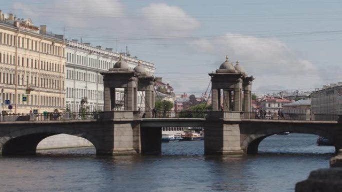 夏日的丰坦卡河上的老石罗蒙诺索夫桥-俄罗斯圣彼得堡