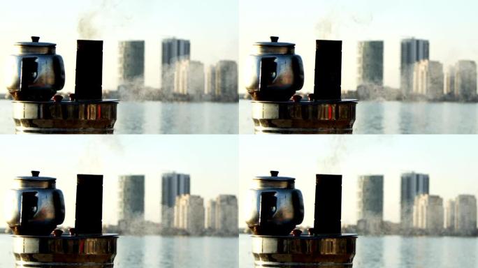 老式茶壶在海边沸腾