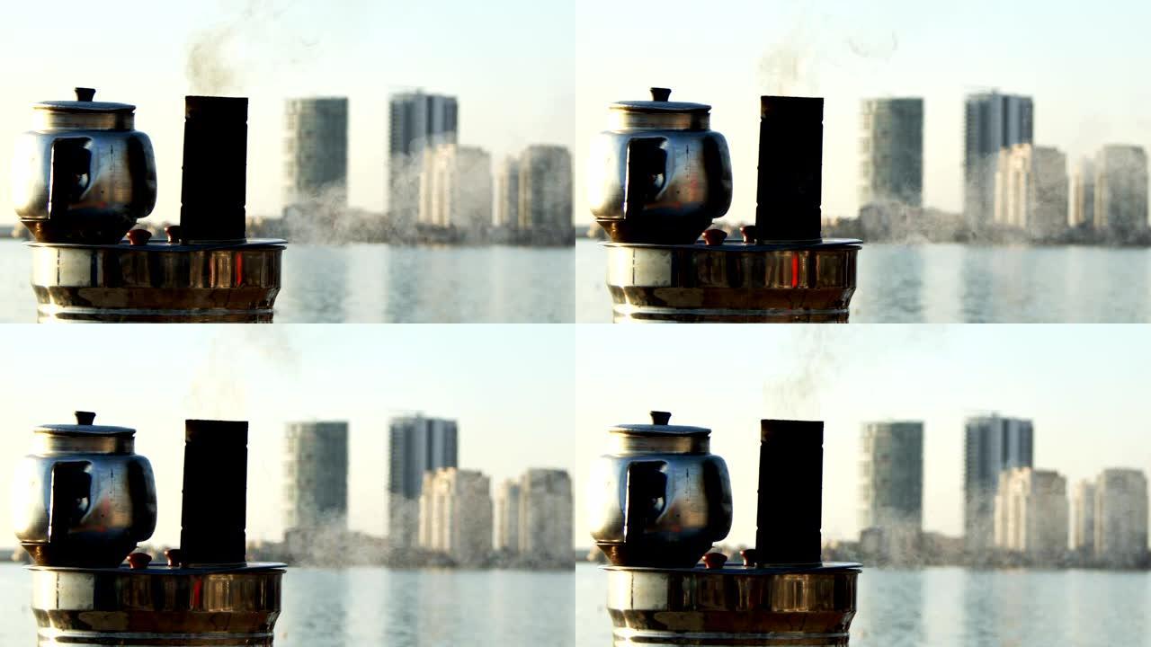 老式茶壶在海边沸腾