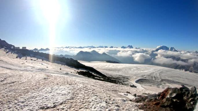 Elbrus山下方的冰川和积雪覆盖的山坡的景观。