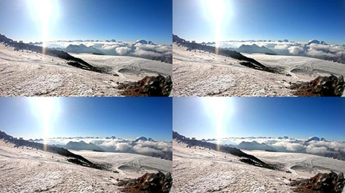 Elbrus山下方的冰川和积雪覆盖的山坡的景观。
