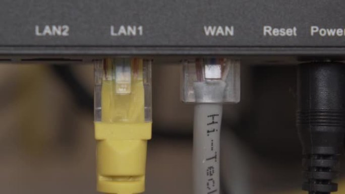 具有连接的LAN电缆的路由器的后视图