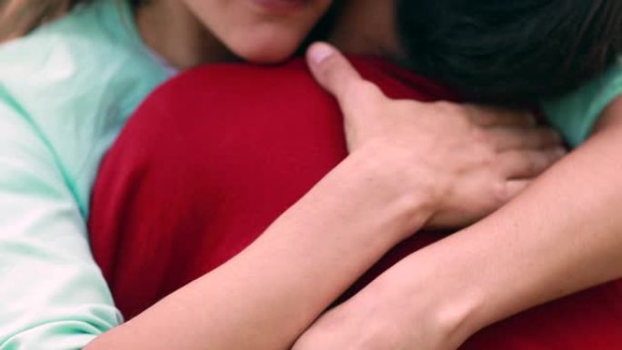 移情的拥抱，两个年轻女人互相拥抱特写。支持移情概念