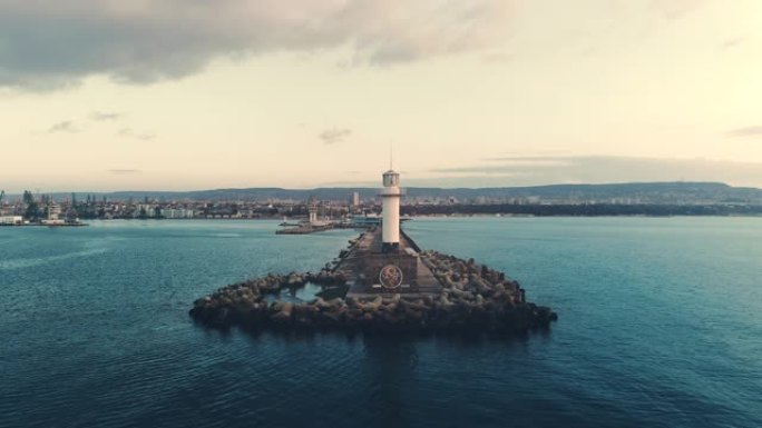 保加利亚瓦尔纳海港日落时的海上灯塔