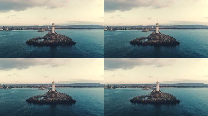 保加利亚瓦尔纳海港日落时的海上灯塔